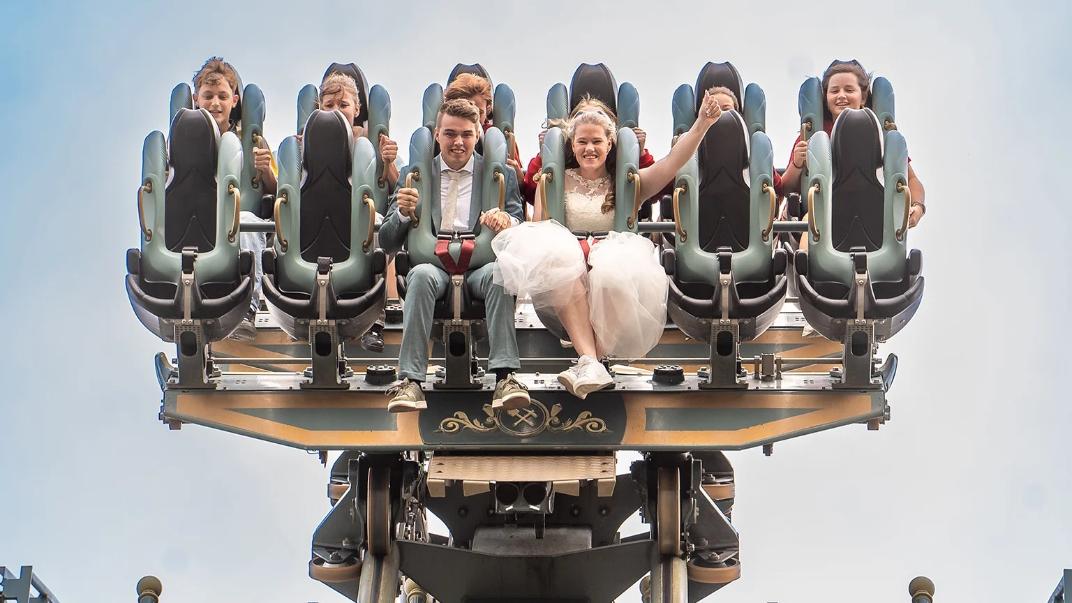 Bruidspaar in achtbaan Baron 1898 in de Efteling