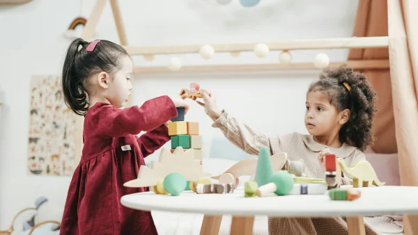 twee kinderen spelen op de kinderopvang