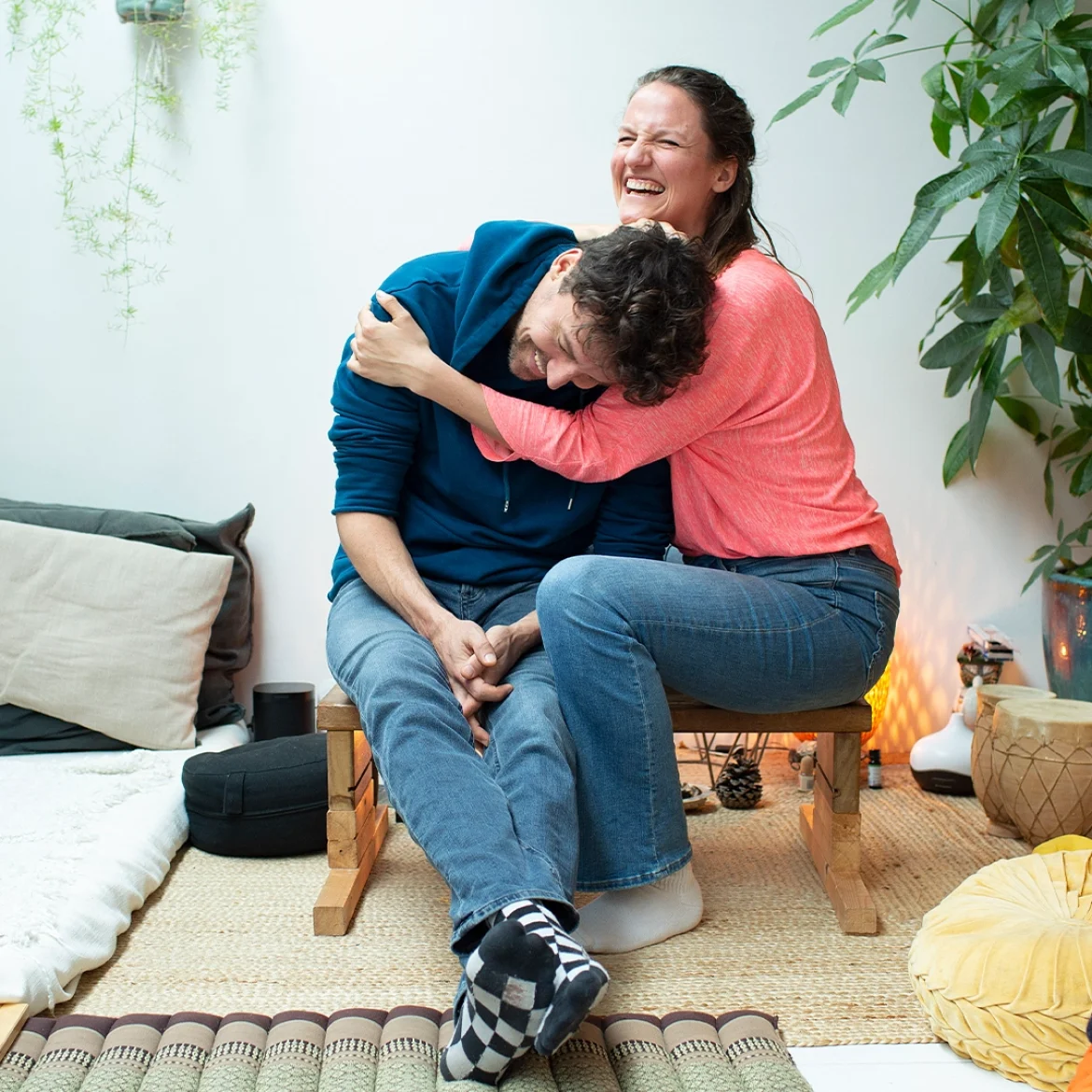 man en vrouw omhelzen elkaar depressie