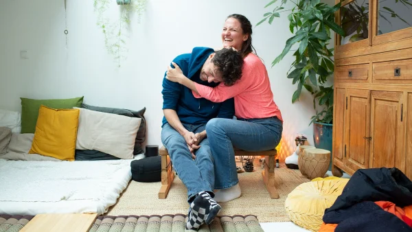 man en vrouw omhelzen elkaar depressie