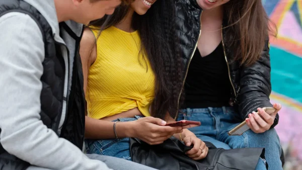 Tieners kijken op hun smartphone