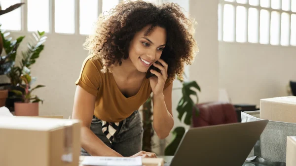 Vrouw aan het werken laptop en bellen