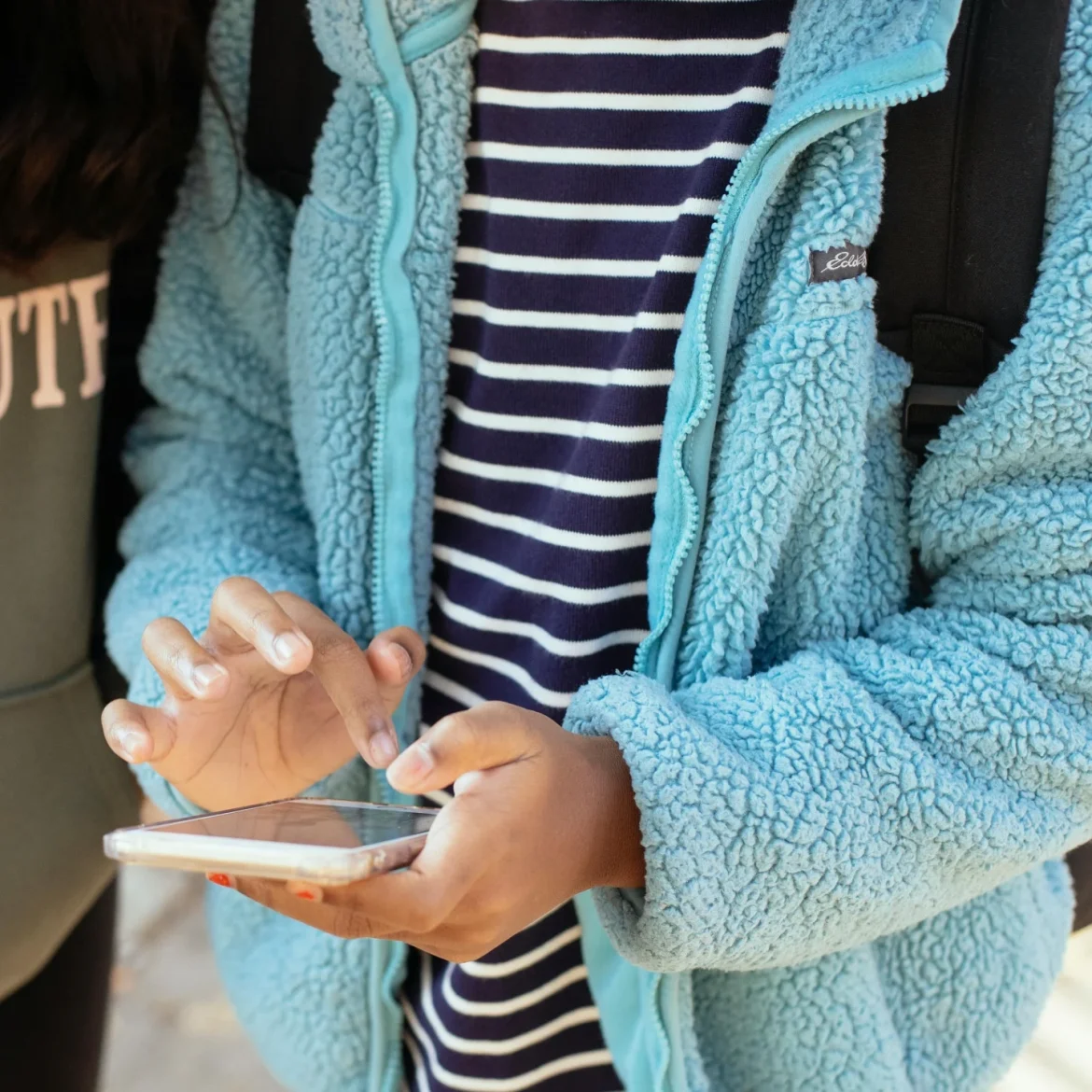 kinderen met mobieltje