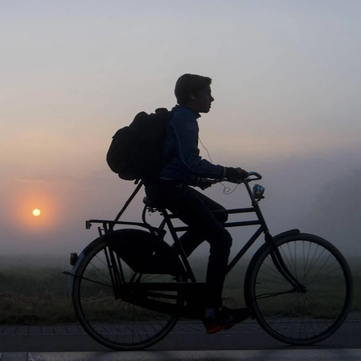 Jongen fiets in de dichte mist