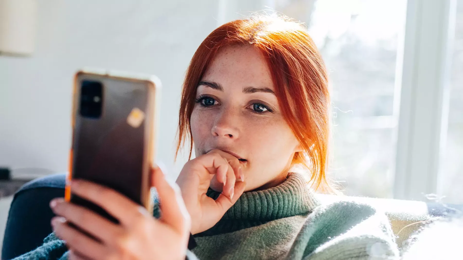 Vrouw kijkt naar Instagram op haar telefoon