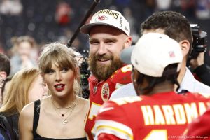 Thumbnail voor Travis Kelce: 'Taylor Swift verzint echt looplijnen voor de Chiefs'