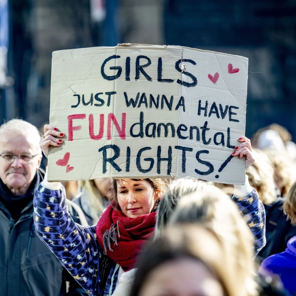 Vrouw demonstreert voor gendergelijkheid en de rechten van vrouwen