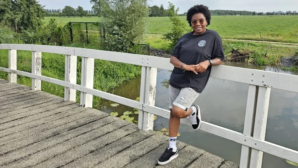 Pachita op een brug