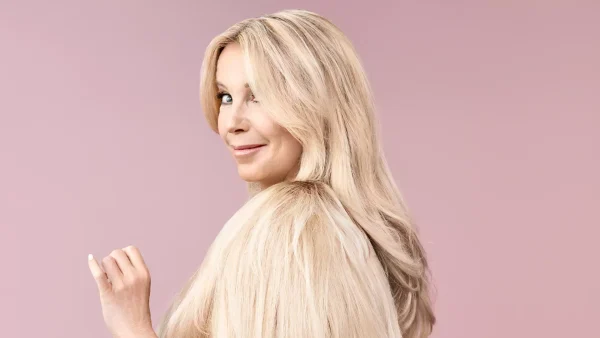 Linda de Mol draagt een jas van haar extensions