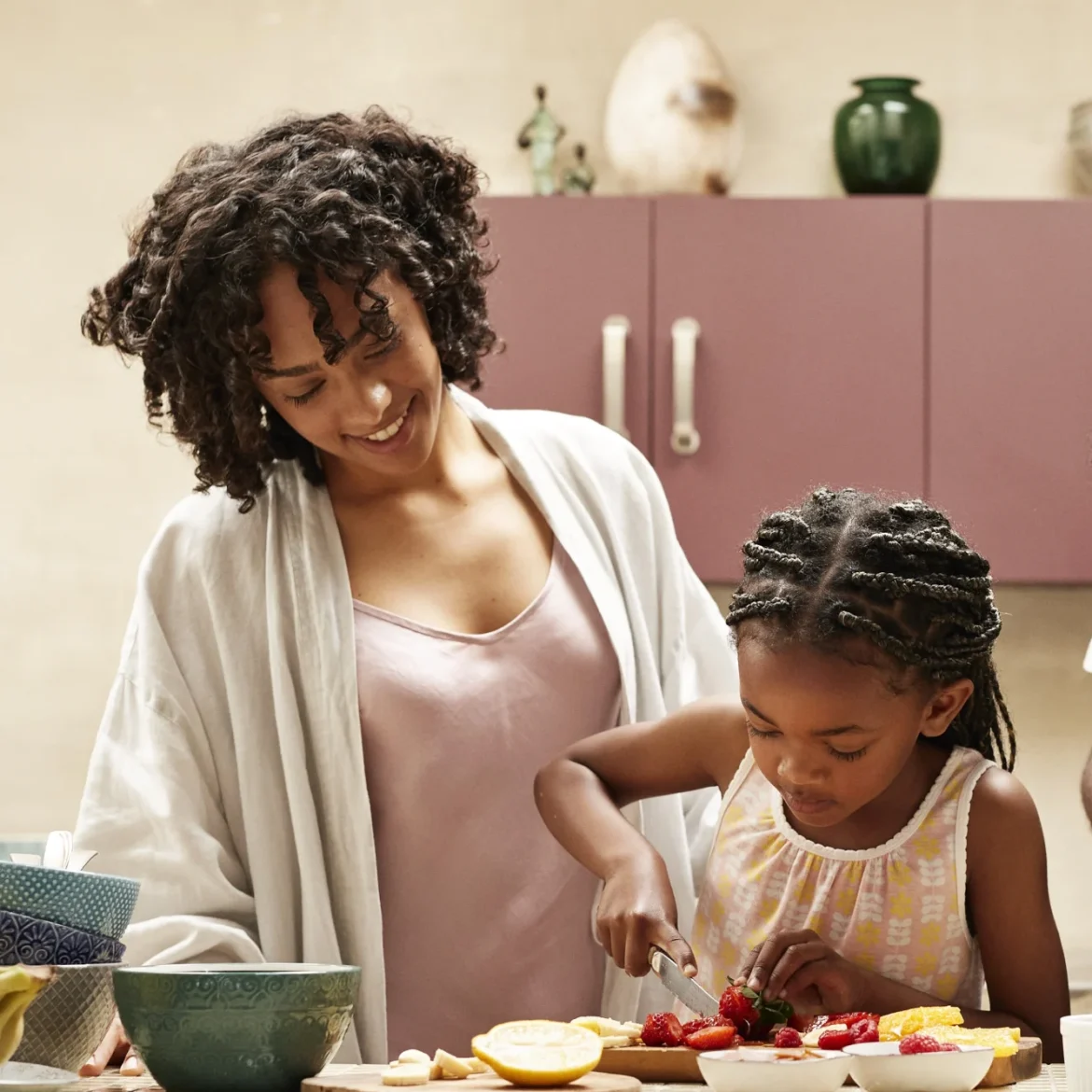 Gezin met kinderen in de keuken