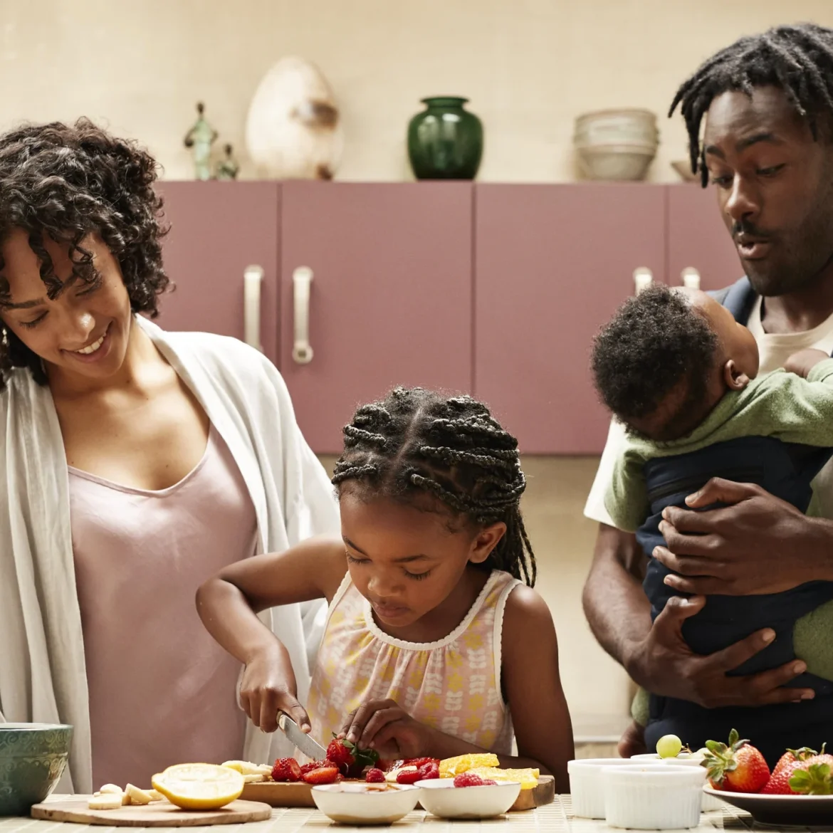 Gezin met kinderen in de keuken