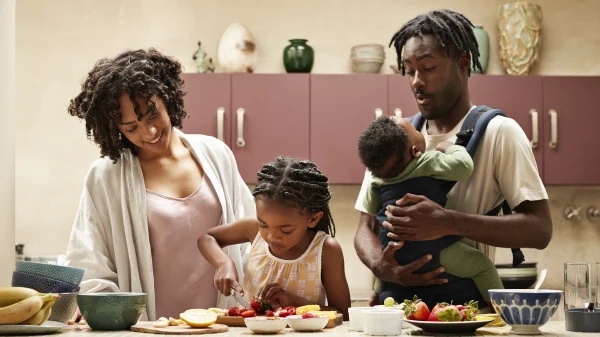 Gezin met kinderen in de keuken