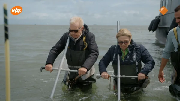 André van Duin (77), Janny van der Heijden (70) zijn aan het vissen naar kokkels