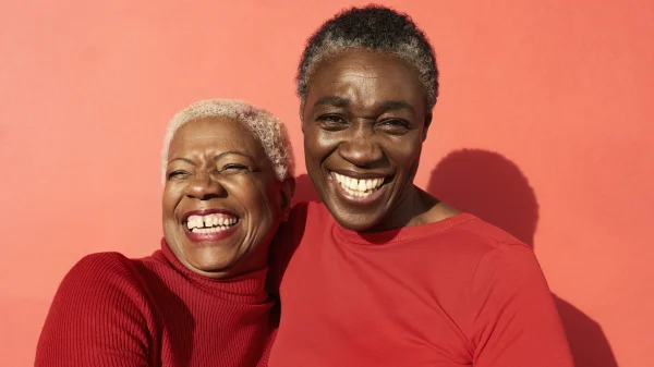 Twee vrouwen met rode kleding