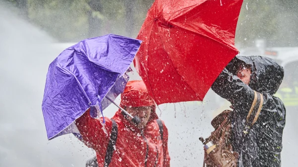 Mensen met paraplu in slecht weer