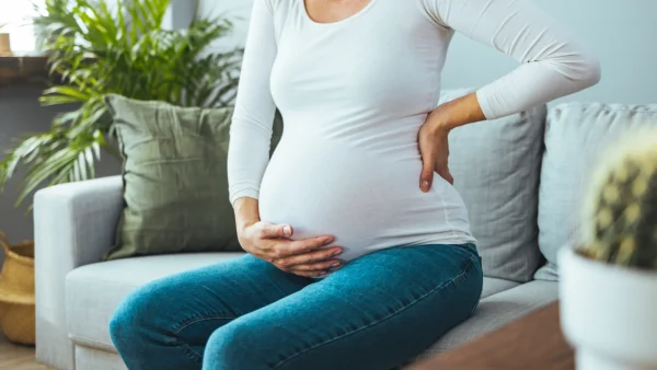 Zwangere vrouw met bekkenpijn tijdens zwangerschap - onderzoek bekkenpijn