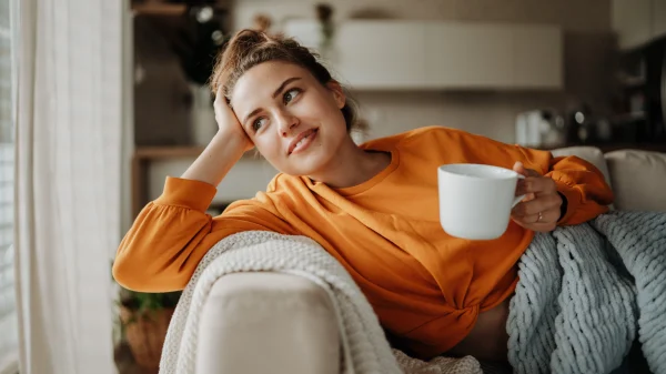 Vrouw op bank knus herfst interieur