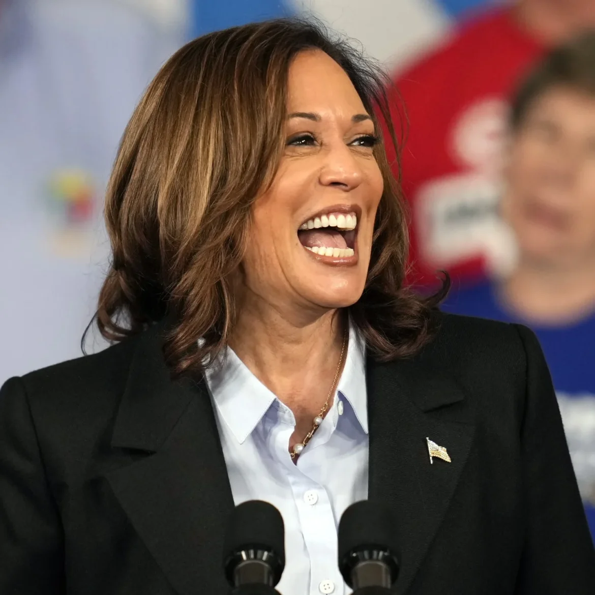 Kamala Harris lacht