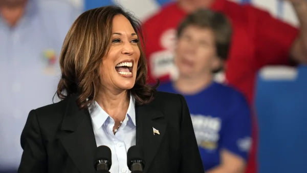 Kamala Harris lacht