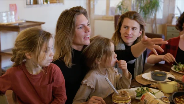 Waar doen ze het van gezin zit met kinderen aan tafel