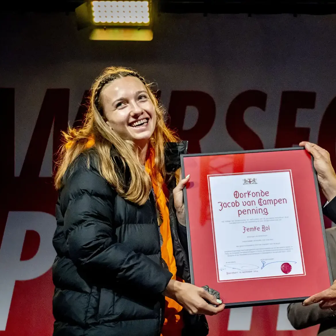 Femke Bol tijdens de huldiging voor Amersfoortse sporters op het Onze Lieve Vrouwekerkhof