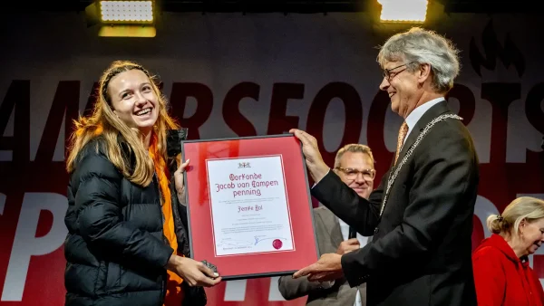 Femke Bol tijdens de huldiging voor Amersfoortse sporters op het Onze Lieve Vrouwekerkhof