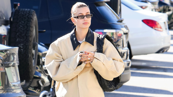 Hailey Bieber die een parka draagt