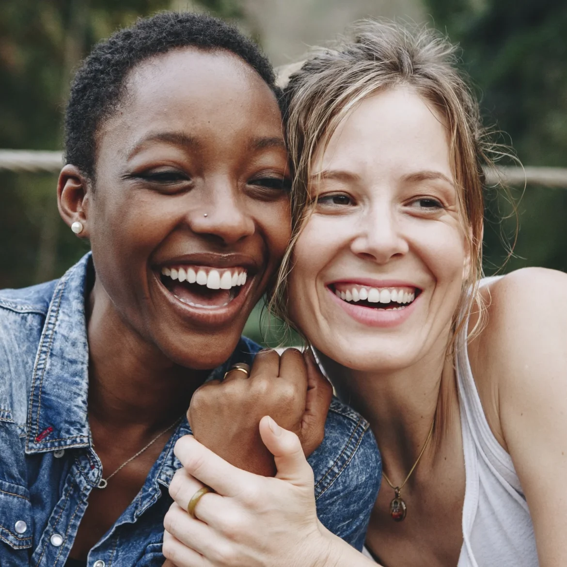 Twee vrouwen knuffelen