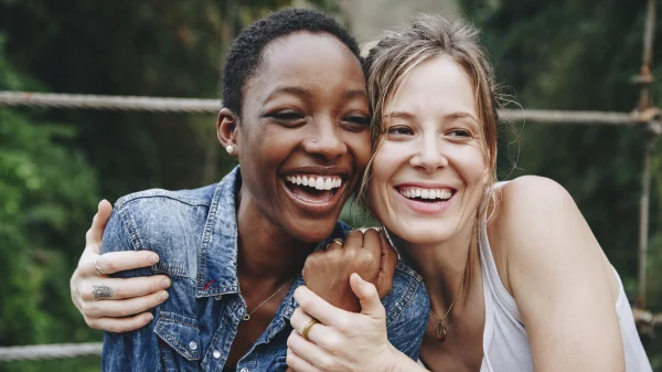 Twee vrouwen knuffelen