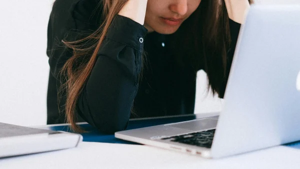 vrouw verdrietig verdelen erfenis ruzies familie