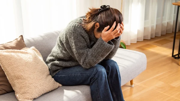 Verdrietige vrouw op de bank om haar vader