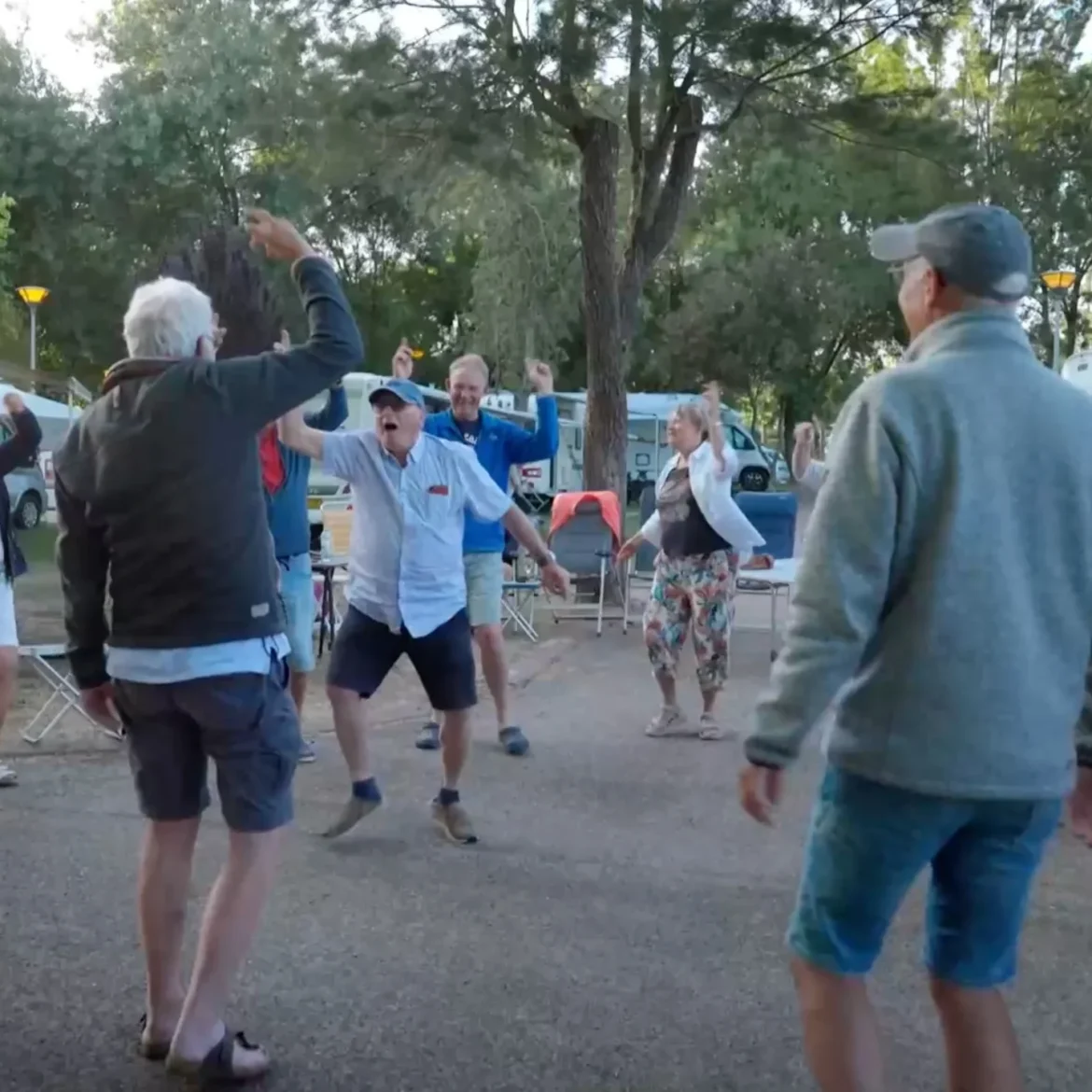 Dansende kampeerders in 'We Zijn Er Bijna!'