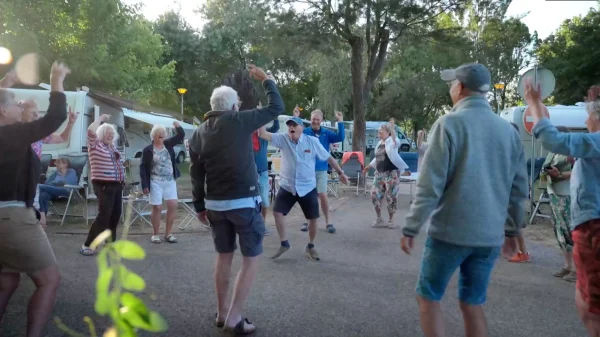 Dansende kampeerders in 'We Zijn Er Bijna!'