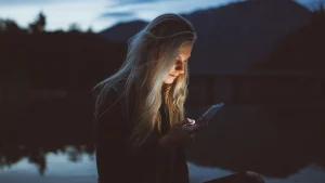 Thumbnail voor Bowie's date ghost haar nadat zij festivaltickets voor hen koopt: 'Ik appte en belde, geen reactie'