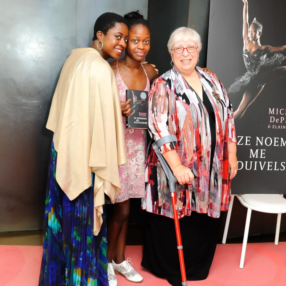 V.l.n.r. Zus van Michaela DePrince, Michaela DePrince (Schrijfster en Ballerina) en moeder Elaine DePrince (schrijfster)