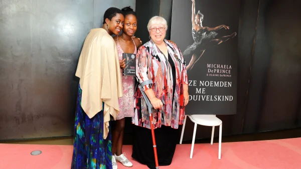 V.l.n.r. Zus van Michaela DePrince, Michaela DePrince (Schrijfster en Ballerina) en moeder Elaine DePrince (schrijfster)