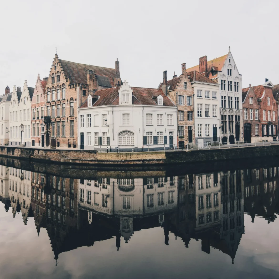 Een rij huizen aan het water in Brugge