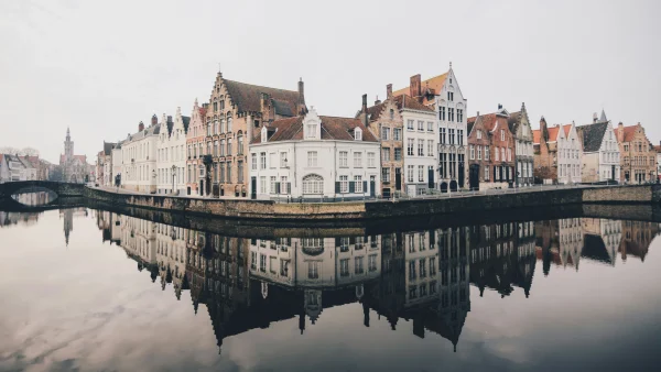 Een rij huizen aan het water in Brugge