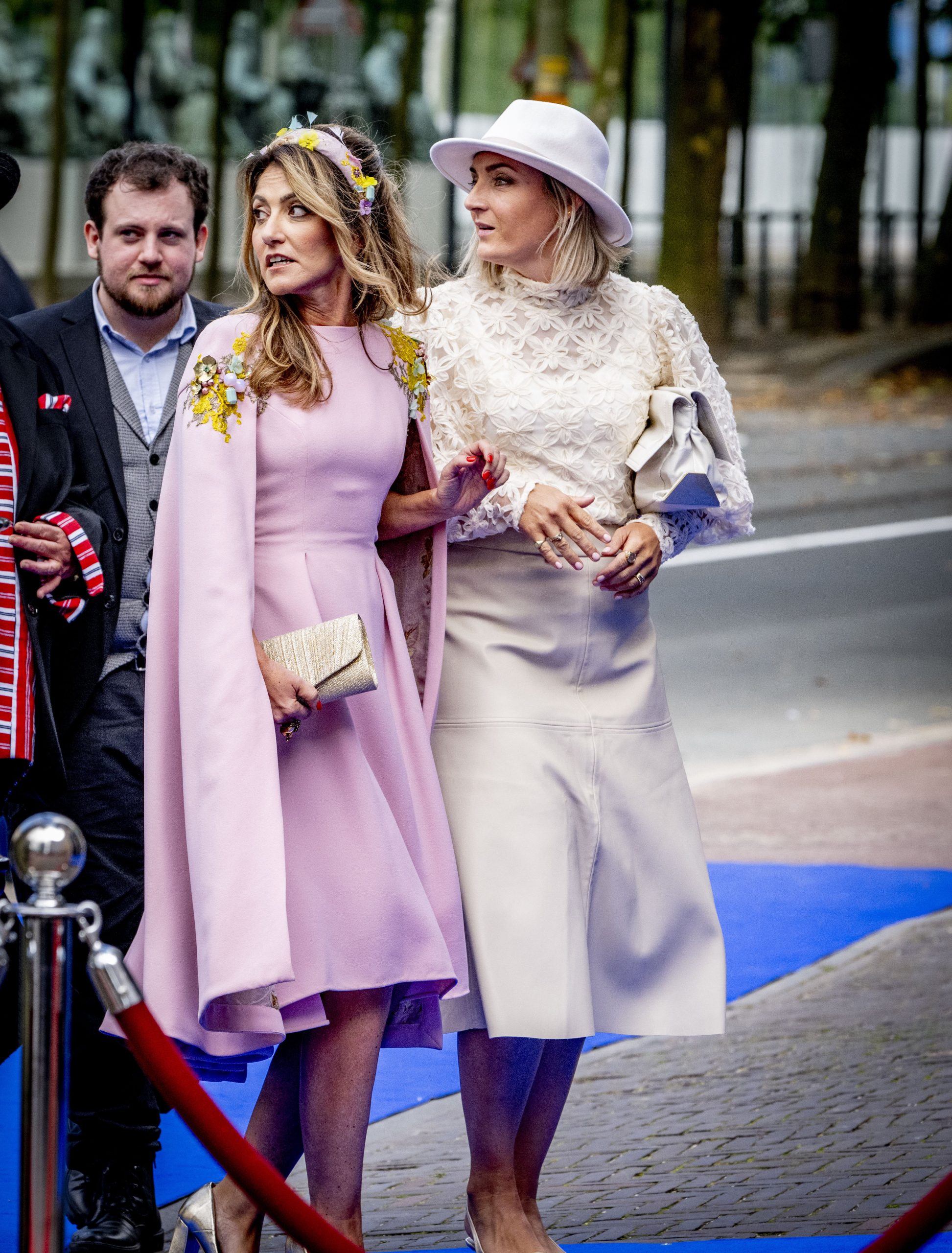 Dilan Yeşilgöz tijdens Prinsjesdag met haar vriendin Astrid