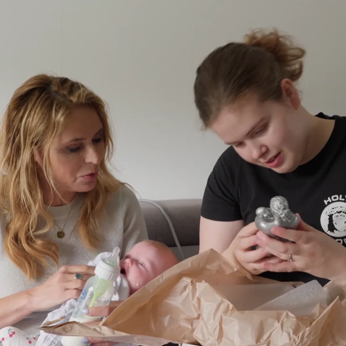 Heleen en Larissa in Vier Handen Op Eén Buik