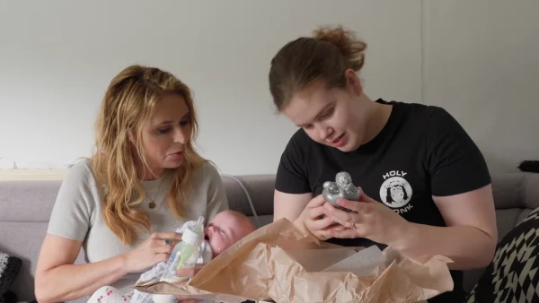 Heleen en Larissa in Vier Handen Op Eén Buik