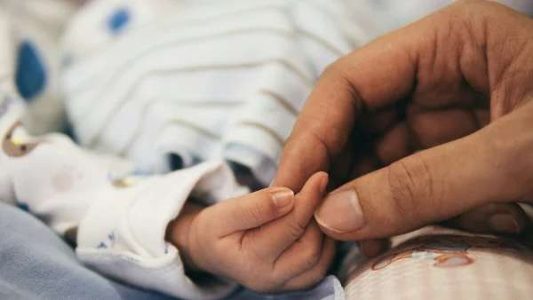 Stockfoto van ouder en babyhandje