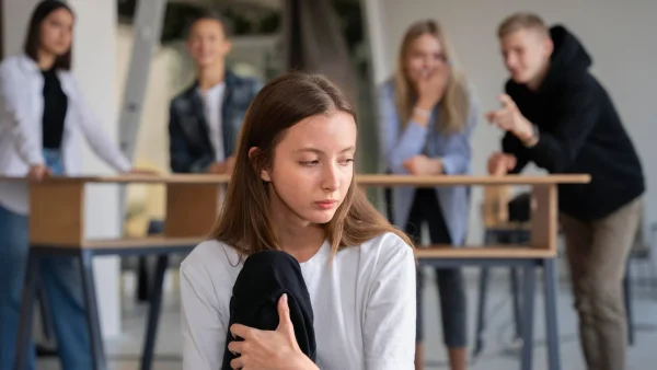 Scholieren pesten meisje