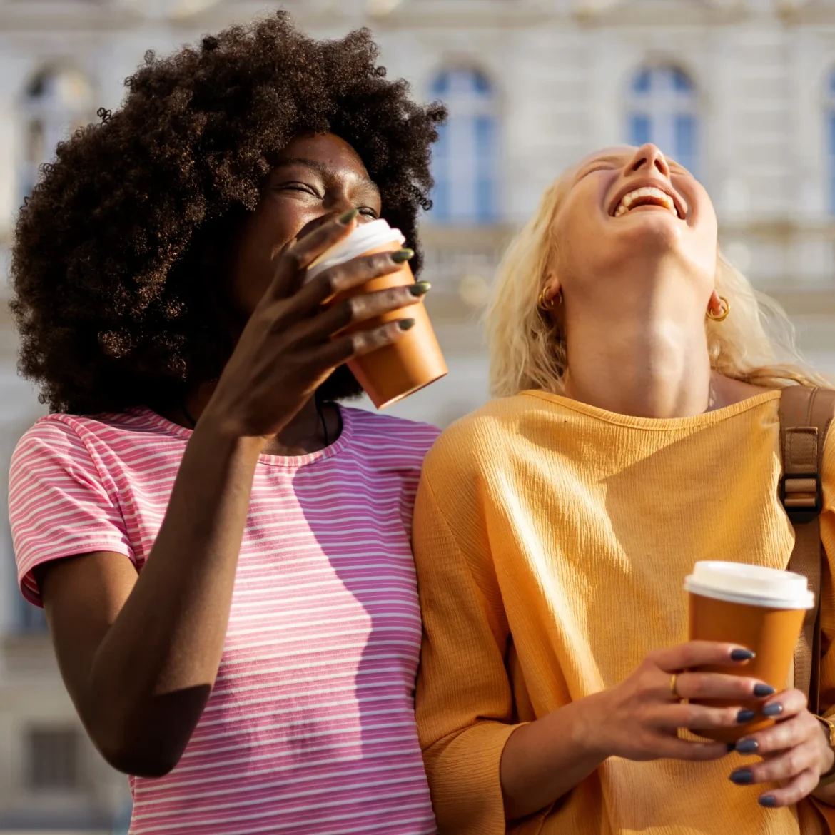 Vriendinnen drinken koffie