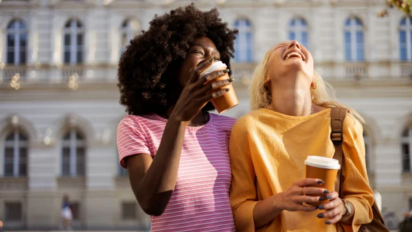 Vriendinnen drinken koffie