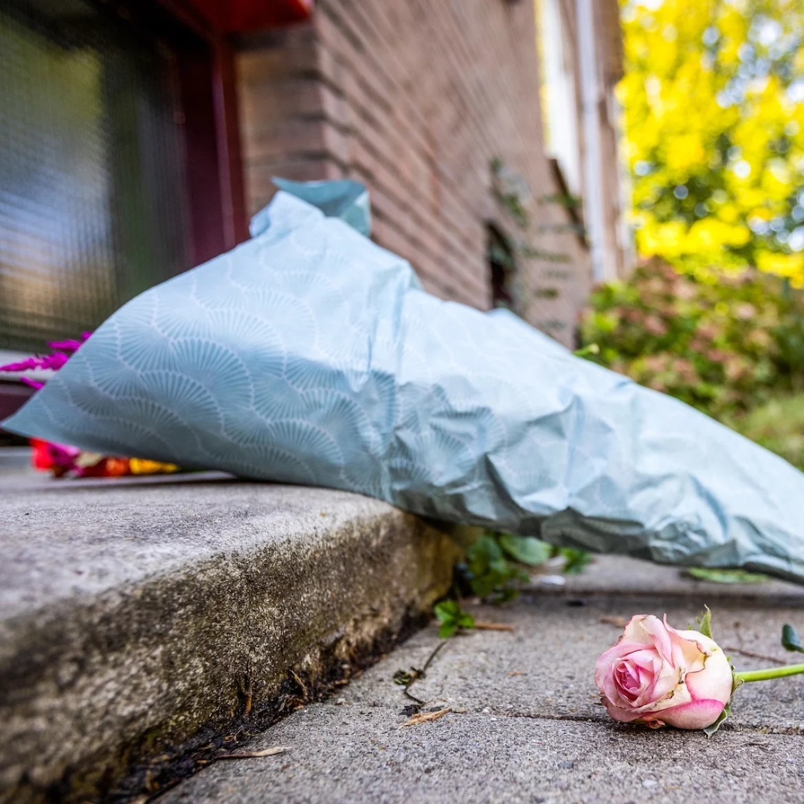 bloemen voor vrouw die werd doodgeschoten tijdens schietpartij Rijswijk