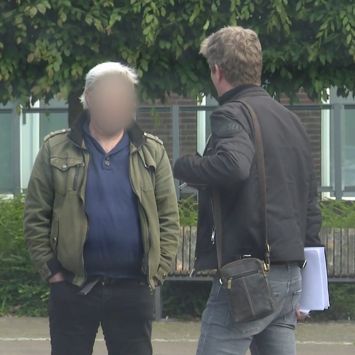 Alberto Stegeman praat met oplichters in 'Undercover in Nederland'