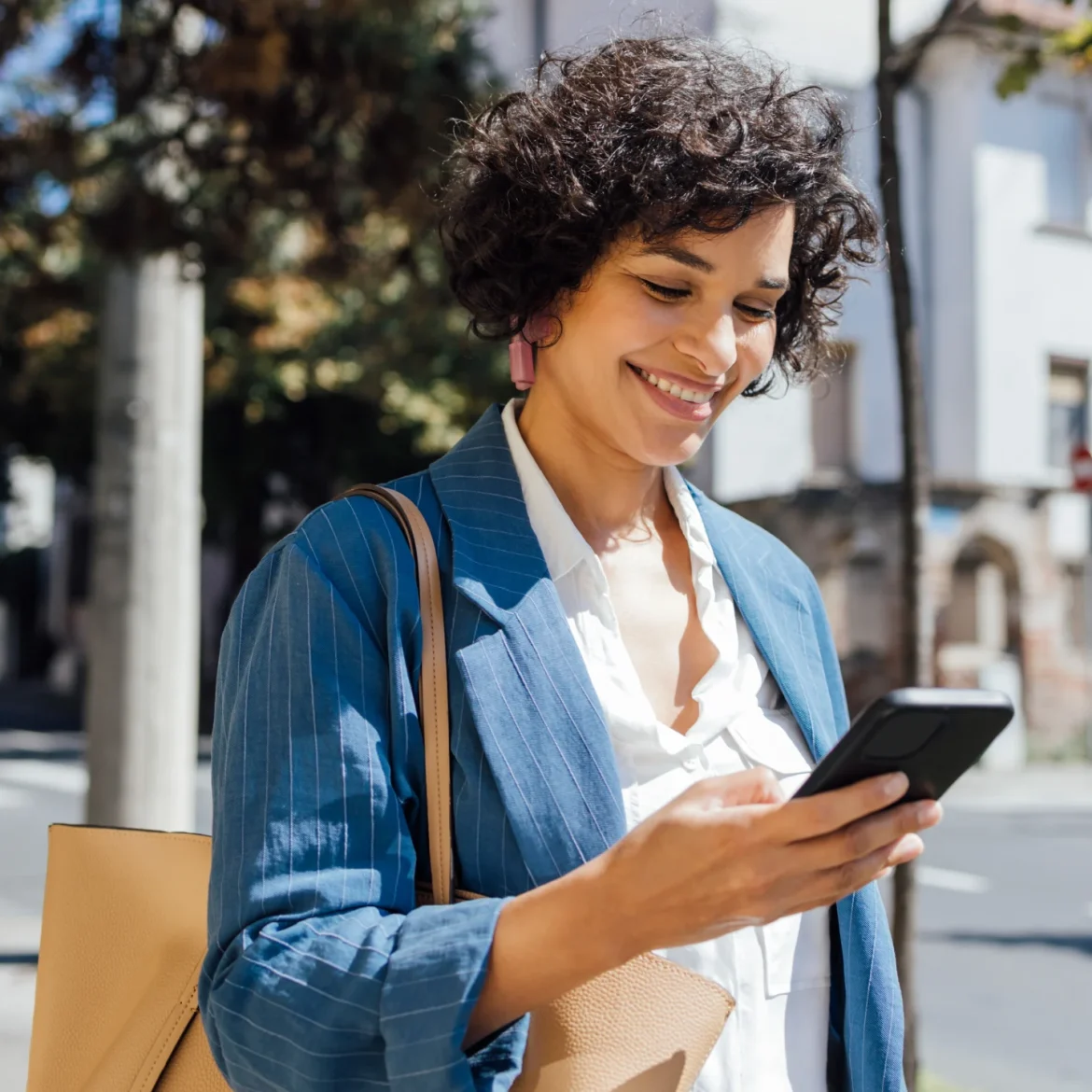 Vrouw kijkt blij naar telefoon