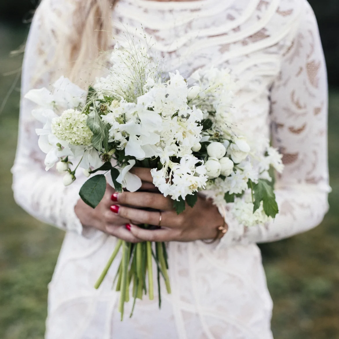 vrouw in trouwjurk met boeket