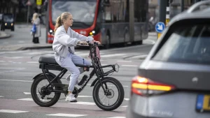 Thumbnail voor Meerderheid Tweede Kamer stemt voor leeftijdsgrens en helm op fatbikes